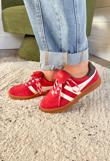 The Stadia ‘86 sneaker takes inspiration from Gola’s archives with a retro football silhouette reimagined for today. Crafted with a rich red suede upper, this style features check laces, a gum cup sole, and the brand’s signature off-white wingflash trim. A fold-over tongue and dark brown tab finish the design, giving it a true vintage feel with modern wearability. A standout sneaker that’s ready to bring bold, heritage style to your everyday looks.