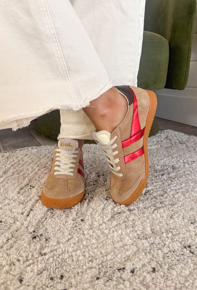 The Gola Elan Glitz sneakers bring a touch of shimmer to your classic casual style. Featuring rich metallic red tones against a caramel suede upper and a dark brown heel tab, this shoe strikes the perfect balance between sporty and chic. With its iconic wingflash design and luxe color palette, it’s an effortless choice for adding a little glam to your everyday look—whether you’re running errands or heading out for dinner.
