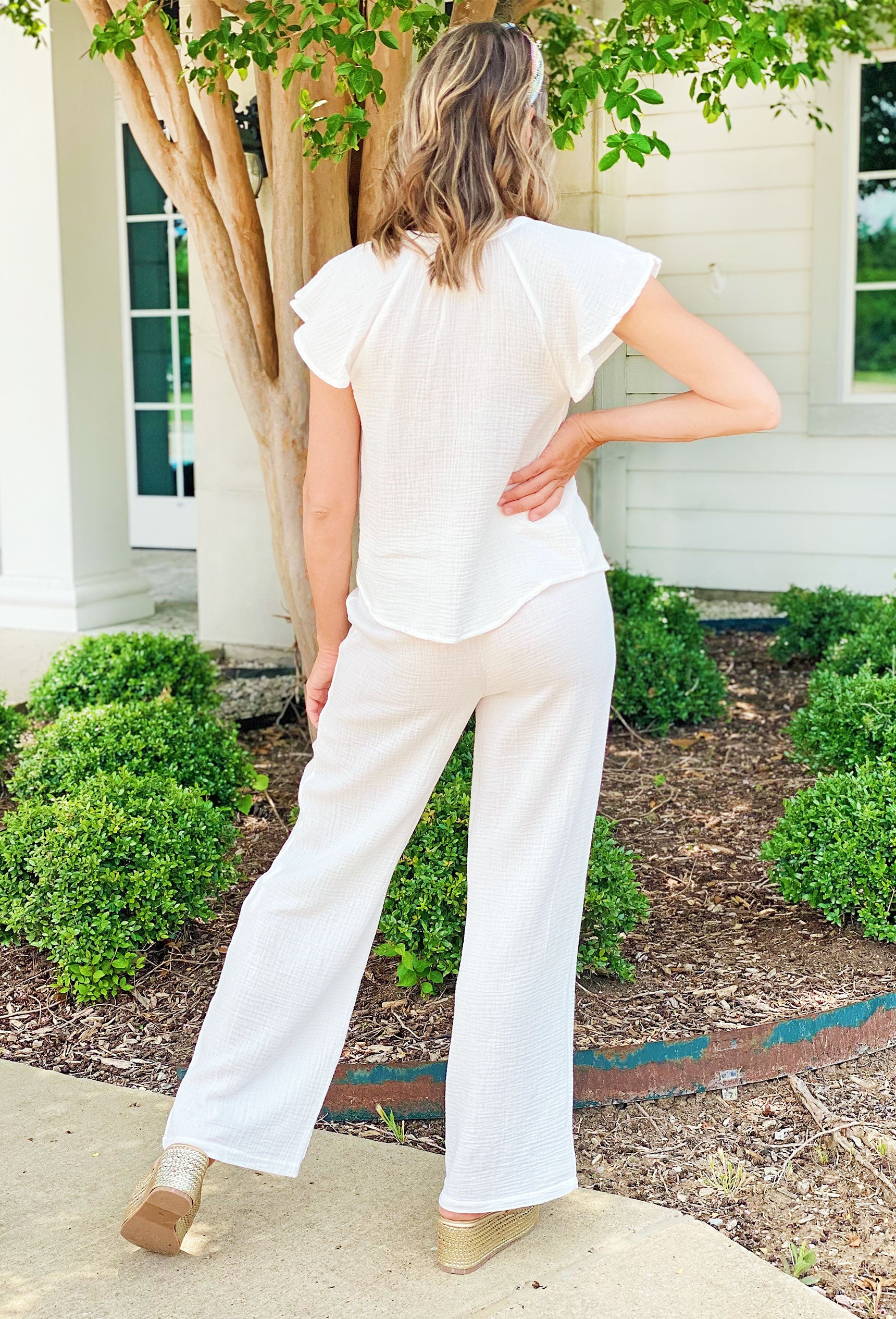 Allison Gauze Pants in white. Cozy and lightweight wide leg pants featuring an elastic waistband.